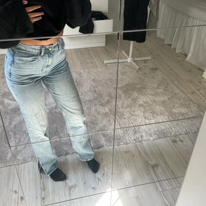 Jeans  - Jeans med slits som tyvärr är på gränsen försmå 