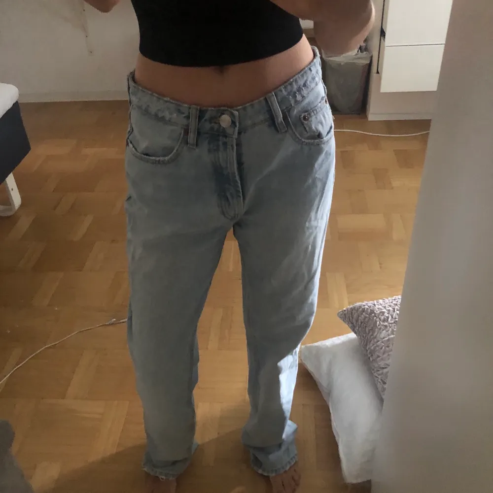 Säljer dessa snygga byxor från zara som tyvärr har blivit lite för stora! Har tagit bort en ficka där bak, kan mötas i Göteborg eller posta dom🥰💞. Jeans & Byxor.