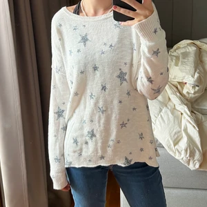 Tunn stickad tröja  - Säljer denna jättefina, lite tunnare, stickade tröjan då den inte riktigt är min stil. Storlek M, men jag skulle säga att den även funkar som S. Pris kan diskuteras (framförallt vid snabbt köp)💗