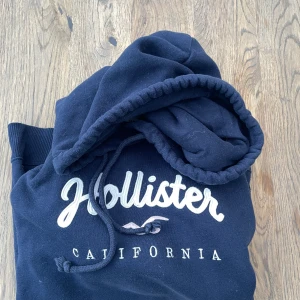 Hollister hoddie - Säljer mina fina mörkblåa hollister hoddie som inte passar mig längre, mjuk inuti och använd fåtal gånger💞