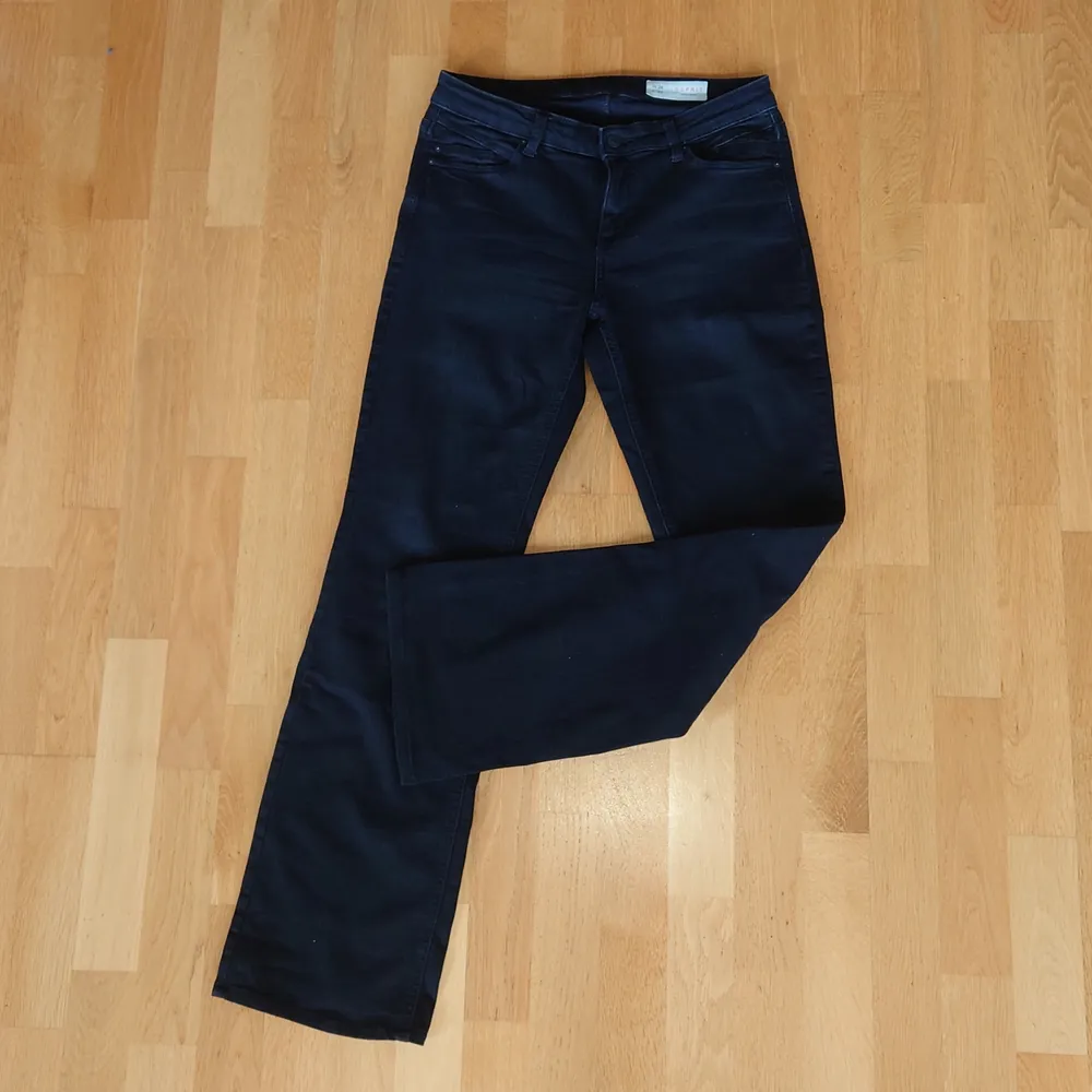  Esprit Jeans strech storlek W28 L32, Bootcut. Färgen är lite blekare svart.. Jeans & Byxor.