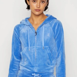 Juciy couture kofta - Jag säljer min blåa juciy couture kofta för 500kr. I storlek XS