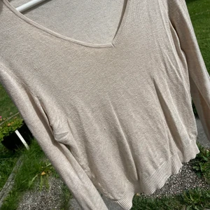 Beige kofta  - En beige tunn kofta som går bra att använda över en skjorta eller bara som den är. Är i fint skick och säljer då den inte kommit till användning på något år Köparen står för frakten 