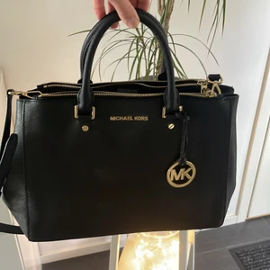 Michael kors väska  - Stor Michael kors väska i bra skick😊 köpt för länge sen använd av och till under några år men den har mest legat i garderoben🤭 Ny pris; ungefär 2500kr 