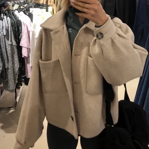 Beige kappa - Skit snygg kappa från nakd!! Köpt för 500🫶🏻