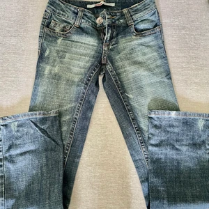 lågmidjade jeans  - Super fina jeans i bra skick som är lite för korta för mig passar för 165 och ner💓