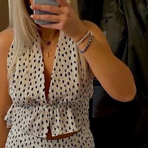 Prickig halterneck topp  - Jättefin prickig halterneck topp från Zara! Aldrig använd lappar kvar. Storlek S. Funkar på ca XS-M Då den knyts i ryggen. 