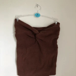 Tubetop  - Assnygg tubetop i den perfekta bruna färgen! Aldrig använd, väldigt stretchig💕