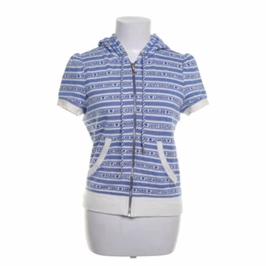 Hoddie från juicy couture  - Hoddie från juicy couture med gulddetaljer. Vit med blå text. Köpt secondhand mens aldrig använd av mig❤️