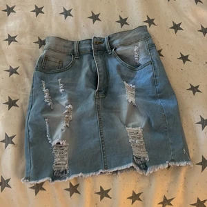 Jeans kjol - Denna jeanskjol är köpt på Shein men aldrig använd då den är alldeles för liten på mig fast den är i strl S skulle snarare säga mer åt xs-xxs storlek eller om gillar korta kjolar så funkar det ju med. Men ja jag orkade inte skicka tillbaka den.:) 