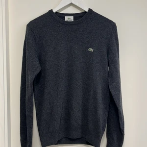 Lacoste tröja - En fräsch grå Lacoste tröja i storlek Large. 