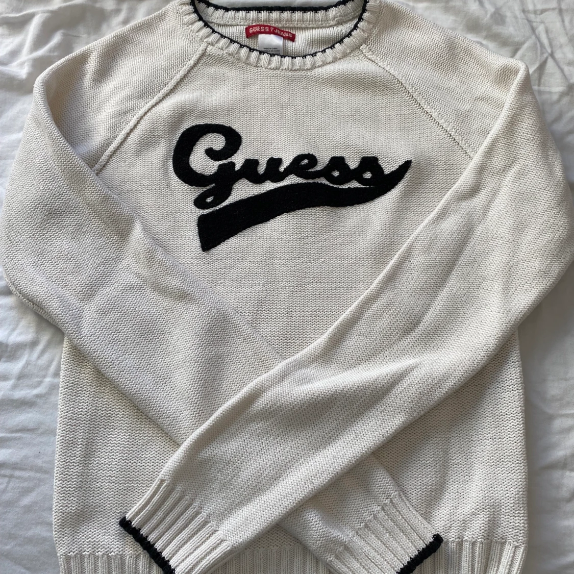 Stickad guess tröja