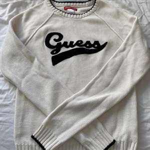 Stickad guess tröja  - Superfin stickad guess tröja i mycket fint skick som tyvärr blivit för liten för mig. Köpt för länge sedan så finns nog inte kvar att köpa. Hör av er vid frågor💓