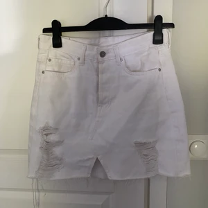 Vit jeanskjol  - Vit jeanskjol från hm i strl 40 men passar en 38
