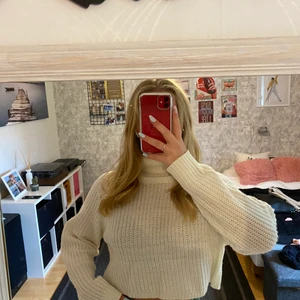 Stickad tröja strl 38 - Vit stickad tröja från missguided i storlek 38. Tröjan är i mycket fint skick. Den har polokrage som kan vikas hur man vill och är croppad. Mycket fin men kommer ej till användning 🤍