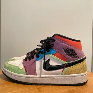 Air Jordan 1 mid ”Lightbulb” - Köpta från GOAT men har slängt förpackningen och kvittot tyvärr. Dom är äkta. Använda ca 10 gånger. Frakt tillkommer.