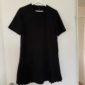 Svart kortärmad klänning från Zara 