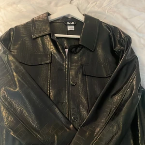 jacka  - Säljer denna ur snygga jackan, perfekt nu när hösten börjar närma sig. Den är aldrig använd och lappen sitter kvar. Nypriset är 699 kronor men säljer för 450 kronor ink frakt.