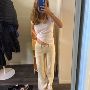 Vita/beige jeans lågmidjade - Jag vill sälja ett par vita/beige jeans som är lågmidjade dom är lite för långa för mig som är 1,60 cm lång.Men man kan ju klippa upp dom.Prislappen sitter kvar och dom är i storlek XS.Dom kommer ifrån märket edikted.(De har en hemsida.Pris kan diskuteras
