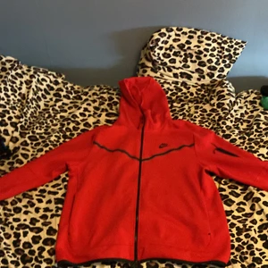 Nike tech fleece röd/red - Knappt använd och är i bra skick