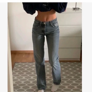 Zara jeans - Säljer dessa supersnygga blåa zara jeans💗 använda fåtal gånger i Strl 40 och sitter bra i längden på mig som är 177. Frakt tillkommer 💖