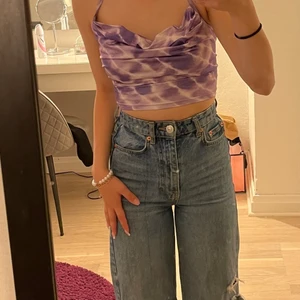 Lila fest topp  - Säljer denna lila jätte fina fest toppen såå himla fin till lite festligare aktiviteter säljer pga har en liknande topp