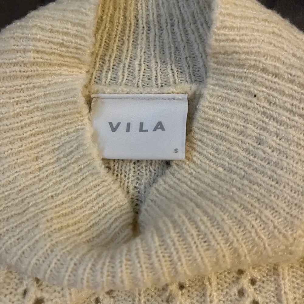 Säljer denna tunna stickade tröja från Vila! Helt i nyskick i storlek S❣️. Tröjor & Koftor.