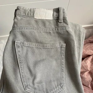 Gråa jeans från Weekday - Gråa jeans från Weekday med rak passform i fint skick. Waist 27 Längd 28. 