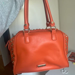 Steve Madden väska - Säljer denna snygga Steve madden väskan då den inte används längre. Mycket bra skick. Får plats med en mellanstor dator😁 Fungerar bra nu till skolstart. 