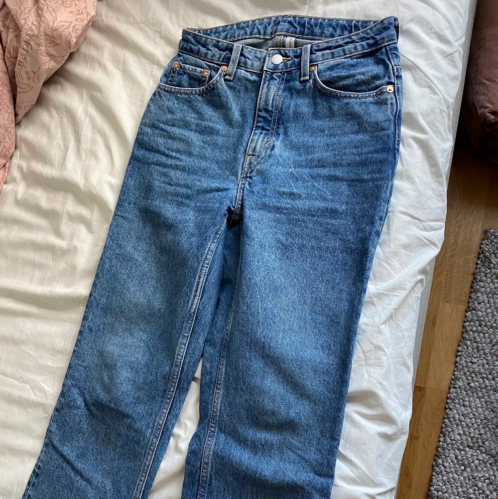 Blå jeans från Weekday i fint skick! Raka ben. Ganska högmidjade. Waist 27 Längd 28.. Jeans & Byxor.