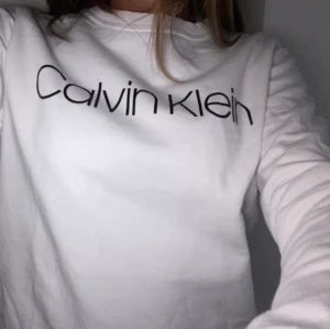 Calvin Klein tröja  - Säljer en nästan oanvänd calvinklein i storlek S. Pris går att diskutera!! 