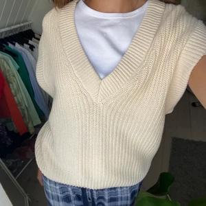Stickad väst - Snygg stickad väst från Gina tricot, perfekt nu till hösten! Endast använd ett fåtal gånger, fint skick! 🍁🍂🍂