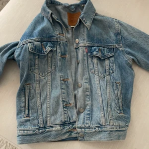 Äkta levi jeansjacka  - Säljer min Levi jeans jacka, knappt använd därför jag säljer den. I nytt skick. Inköpt på Nelly för 699 säljer för 400 alternativt högsta bud.. Finns att hämta i göteborg