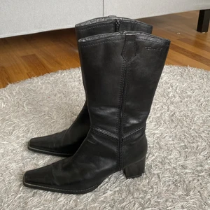 Boots/klackar - Svarta läderboots från Tamaris som jag köpte här på Plick. Säljer pga kommer inte till användning tyvärr. Storlek 39. Köpte för 250kr och jag säljer dom för 200kr då jag knappt använt dom. (Frakt: blå påse XL 110kr)