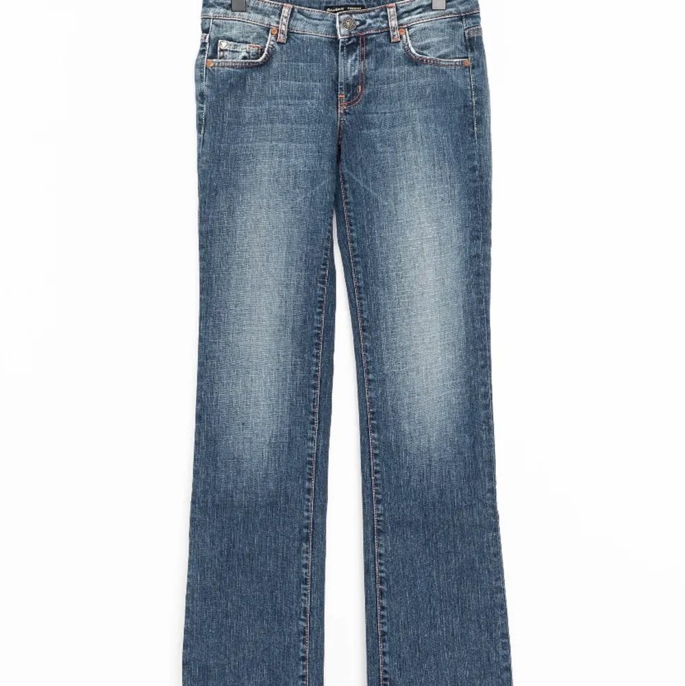 Säljer dessa sjukt snygga lågmidjade jeans från Guess pga för långa på mig!😫💔 På sista bilden ser man hur de sitter på mig om jag står på tå. Skulle säga att någon runt 172cm (+/-) skulle passa de perfekt!💞 Nypris va 779kr men säljer endast för 360kr!!🤩💘💘. Jeans & Byxor.