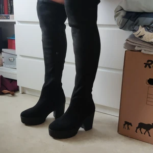 Knähöga stövlar i mockaimitation - Skit snygga skor som går lite över knäna. Tyget är i mocka imitation, rund tå, ca 6cm klack med platå Använda en gång  
