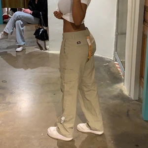 Dickies jeans - Säljer dessa då de inte används. Köpta på beyond retro😊 Skulle säga att de är i storlek M, sitter dom på bilden på mig som är en S vanligtvis!