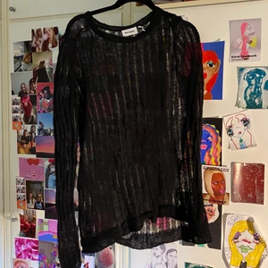 Stickad mesh vibe Weekday tröja - En långärmad tröja från weekday. Den är rätt så lång så typ en klänning nästan. Storlek medium. Aldrig använd
