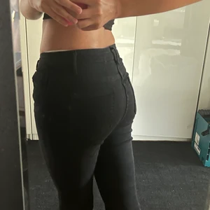 Lågmidjade svarta jeans - Säljer dessa svarta lågmidjade jeans, aldrig använda och endast provade. Jätteskönt och stretchigt material!