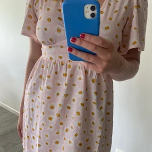 Monki klänning - Denna underbara monki klänning som aldrig kommit till användning. Den är i nyskick!🥰 superfin och har resor baksida midja. storlek 38, true to size😊 Den är för liten för mig:( skriv gärna för mer information!💞