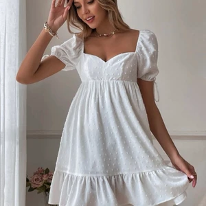 vit klänning - använd en gång, jättefint material, strl xs men passar även som en s/m då de e lite stretchigt 