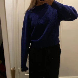 blå stickad tröja  - blålila stickad tröja från zara💋OBS spegeln som är smutsig inte tröjan