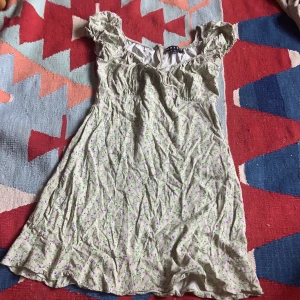 Motel blommig klänning - Lite sliten i dragkedjan, se sista bilden. Men det syns knappt när jag har på mig den. Täcker precis rumpan på mig som är 174 cm