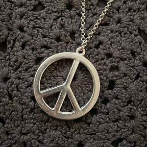 ”Peace-halsband” med en silverfärgad kedja ☮️🍃 Jag postar vanligtvis med frimärken, frakt tillkommer då på 13kr & kommunikation sker via plicks DM (bifogar alltid postbevis). Det går dock även bra att betala genom plicks egna lösning.