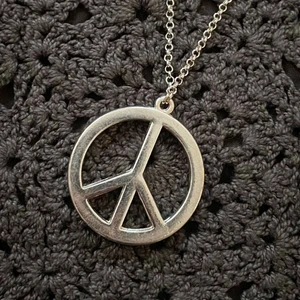 Halsband !! - ”Peace-halsband” med en silverfärgad kedja ☮️🍃 Jag postar vanligtvis med frimärken, frakt tillkommer då på 13kr & kommunikation sker via plicks DM (bifogar alltid postbevis). Det går dock även bra att betala genom plicks egna lösning.