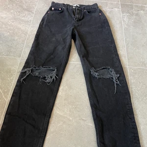 Supersnygga jeans Gina tricot⚡️ - Supergulliga svarta, håliga jeans från Gina tricot💗Använda en gång, nyskick💞Skriv för fler frågor⚡️