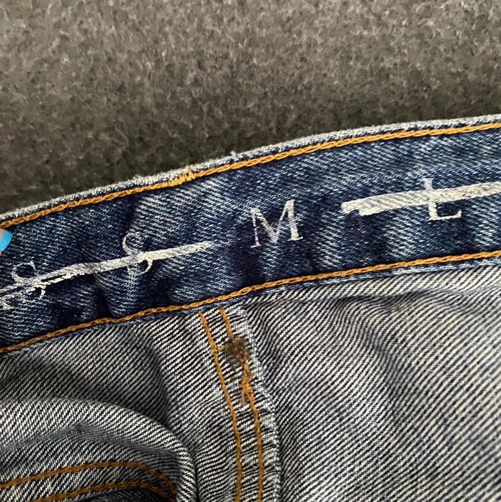 Mörkblåa jeans från Gina Tricot i bra skick, köpta (600kr) för ca 2-3 år sedan men använts sedan 1 år tillbaka. Långa byxor så lite slitna längst ner men inget som syns tydligt. Sitter relativt tajt över rumpa/lär men övrigt löst! . Jeans & Byxor.