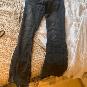 Snygga lågmidjade jeans💗 - Säljer dessa svin snygga gråa lågmidjade jeans från zaras barnavdelning. Storlek 164/xs säljer pga att dem är för små för mig🥲🥲 dem sitter jätte fint och köpte dem för 259 säljer för 100 kr 