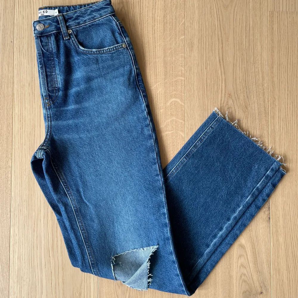 Blå slitna jeans med raka ben från NA-KD. Aldrig använda!. Jeans & Byxor.