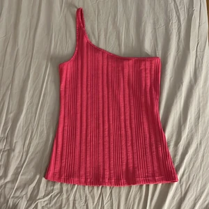 Rosa topp, strl M - En topp  linne, strl M. Användning inte mer än 3 gånger alltså nästan helt ny. 